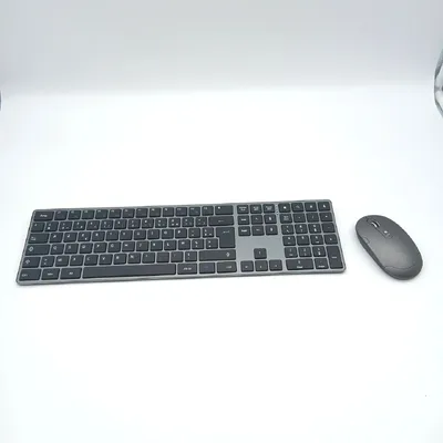 Produktbild von Amazon Basics kabellose wiederaufladbare Maus vollständige ultra dünne Tastatur fellfrei