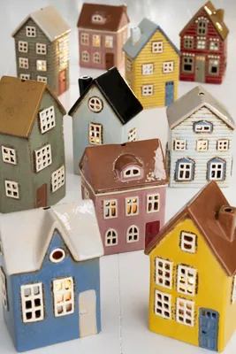 Produktbild von Haus für Teelicht, Modell Thorshavn rotes Dach und rote Tür; B: 11cm, H: 14 cm, L: 8 cm