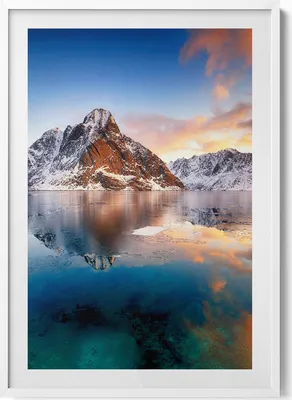 Produktbild von Schöne Landschaft aus Wasser und Bergen am Abend– Wandbild mit Rahmen – Gerahmtes Bild  – Wanddekoration – 70x100 cm –  Weiß Rahmen