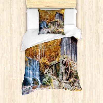Produktbild von ABAKUHAUS Wasserfall Mantele, Historische Mühle Herbst, Milbensicher Allergiker geeignet mit Kissenbezügen, 135 cm x 200 cm - 80 x 80 cm, Gelb Braun