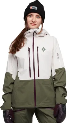 Dame trägt die Recon Stretch LT Shell von Black Diamond; eine Hardshelljacke in Weiß und Olivgrün; mit Kapuze und Reißverschlusstaschen.