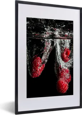Produktbild von MuchoWow® Gerahmtes Poster Himbeeren - Obst - Stilleben - Wasser - Schwarz - Rot 40x60 cm - Poster mit Schwarzem Bilderrahmen Wandposter Rahmen Foto Bilder - Poster in Rahmen