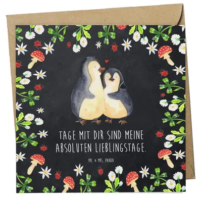 Produktbild von Mr. & Mrs. Panda Glückwunschkarte Pinguin umarmen - Kreidetafel - Geschenk, Liebe, doppelkarte, Grußkarte, Hochzeit, Klappkarte, faltkarte, Verlobung, anlasskarte