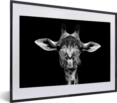 Produktbild von MuchoWow® Gerahmtes Poster Giraffe - Tiere - Porträt - Schwarz 60x40 cm - Poster mit Schwarzem Bilderrahmen Wandposter Rahmen Foto Bilder - Schlafzimmer - Plakat in Rahmen - Drucken