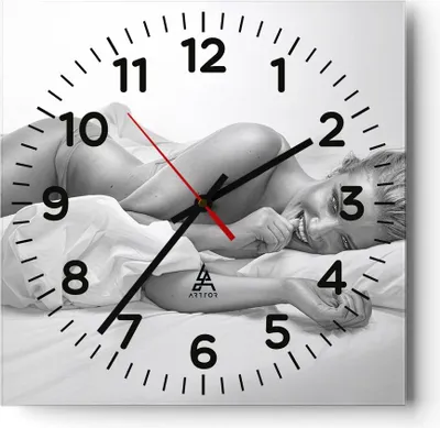 Produktbild von Wanduhr - Quadrat - Glasuhr - Weiblich mode modell posieren - 40x40cm - Schleichendes Uhrwerk - Lautlos - zum Aufhängen bereit - Dekoration Modern - Wanddekoration aus Glas - C4AC40x40-2606
