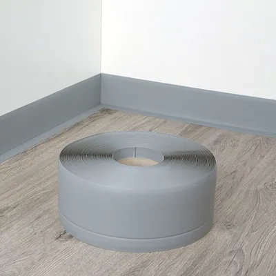 Obrázok produktu pre QUEST Mäkká soklová lišta Samolepiaca, Flexibilná soklová lišta, Rohová soklová lišta, PVC, 70x20mm, sivá, 25m
