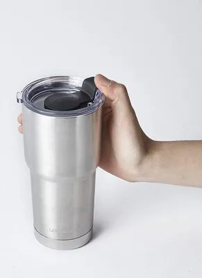 Produktbild von Unyqoos® Isolierbecher 700 ml – auslaufsicherer Thermobecher aus Edelstahl, BPA-freier Deckel mit Strohhalmöffnung, Einhandverschluss, schwarz