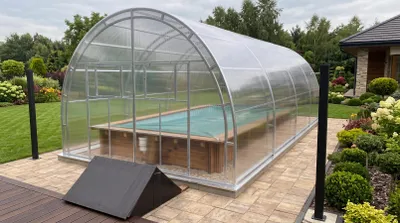 Immagine prodotto di Copertura per piscina di Garten Dream "Grand Oasis" 4x4M con policarbonato da 4 mm Utilizzo tutto l'anno. Resistente alla neve e al vento. Doppie porte. Protezione dalla ruggine