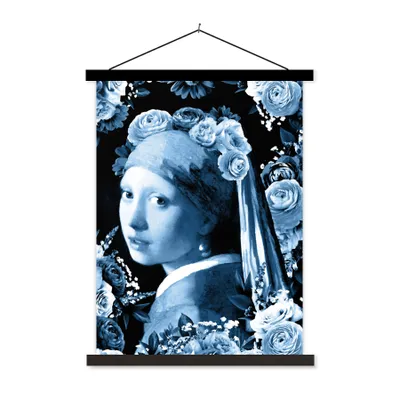 Produktbild von MuchoWow® Textilposter Mädchen mit einem Perlenohrring - Rosen - Delfter Blau 40x53 cm mit schwarzem Rahmen - Abbildung