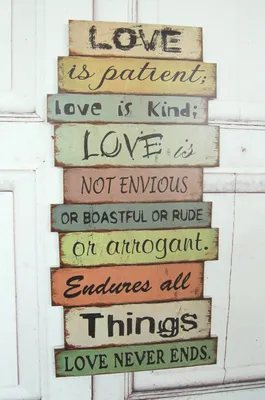 Produktbild von Wandschild in mehreren Farben im Shabby chic Stil mit einem 'Love' Schriftzug