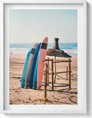 Produktbild von Surfbretter am Strand– Wandbild mit Rahmen – Gerahmtes Bild  – Wanddekoration – 60x80 cm –  Weiß Rahmen