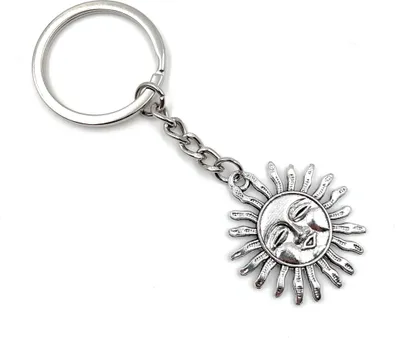 Produktbild von Onwomania Sonne mit Gesicht Guten morgen Schlüsselanhänger Metall Glücksbringer in Alu Geschenkbox, ideal zum Verschenken