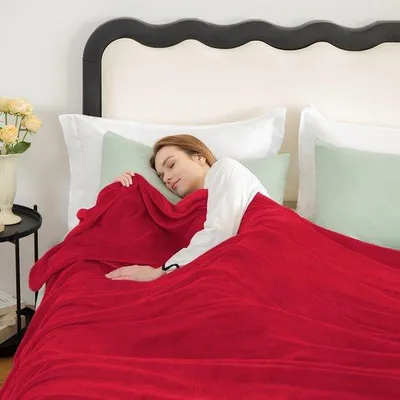 Produktbild von Ibenzoa® Fleecedecke 150 x 200 cm – warme, atmungsaktive Decke aus 260 GSM 100 Mikrofaser mit roter Akzentierung