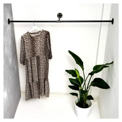 Produktbild von Wandmontierte Kleiderstange zwischen zwei Wänden - Garderobenstange für Nischen mit 120 cm Breite - Handgefertigte Wandstange in Schwarz - Kleiderstange im Industrial-Stil - Garderobe aus Metall