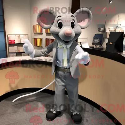 Produktbild von Maskottchen REDBROKOLY einer silbernen Maus mit Anzugjacke und Schnürsenkeln