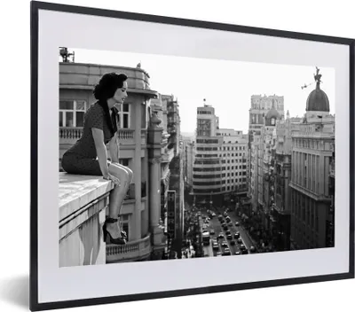 Produktbild von MuchoWow® Gerahmtes Poster Madrid - Architektur - Spanien - Frau 60x40 cm - Poster mit Schwarzem Bilderrahmen Wandposter Rahmen Foto Bilder - Schlafzimmer - Plakat in Rahmen - Drucken