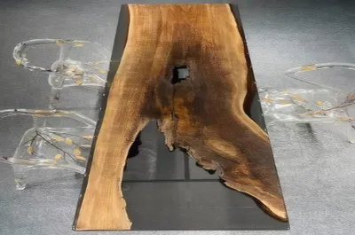 Image de Table contemporaine en noyer époxy