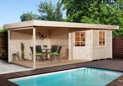 Produktbild von WEKA 213.2424.40200 Gartenhaus/Blockbohlenhaus Fides 3 mit Anbau (303 cm)/Einzeltür/Einzelfenster ; Größe: 1 ; Farbgebung: Naturbelassen ; Wandstärke: 28 mm ; Maße (LxBxH): 541 cm x 273 cm x 237 cm ; Seitenwandhöhe: 226 cm