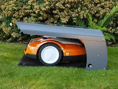 Produktbild von Schutzhülle für Roboter-Rasenmäher Protect. Für große Modelle. Zweipositionale Öffnung für optimalen Zugang.