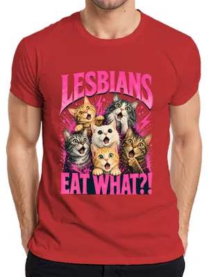 Productafbeelding van Lesbiennes eten wat?! Grappig katten LGBTQ-uiting, sarcastisch, CSD heren T-shirt, rood, S