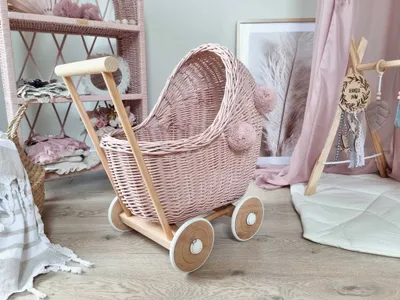 Image de WikliBOX - Chariot en osier pour poupées Dumpy rose sale avec pompons 45x30xH48 cm