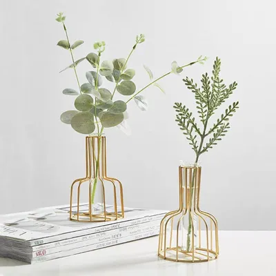 Immagine prodotto di Due vasi per fiori, in metallo e vetro, dimensioni 10 x 14,5 cm, color oro, ideali per il soggiorno