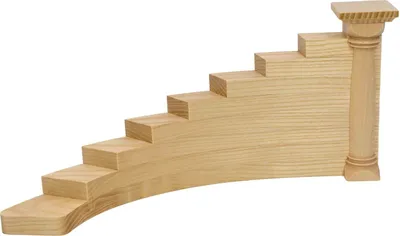 Zu sehen ist ein Modell einer geschwungenen Holztreppe mit sechs Stufen und einem dekorativen Pfosten am oberen Ende die aus hellem Holz gefertigt ist und auf einem gebogenen Sockel steht