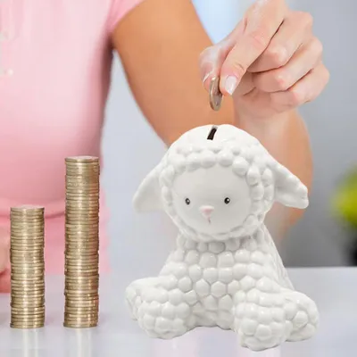 Produktbild von Spardose Schaf aus Keramik in Weiß 17 x 14 x 17 cm – niedliches Sparschwein in Lammform für Kinder und Erwachsene – dekorative Geldbox für Münzen und kleine Scheine