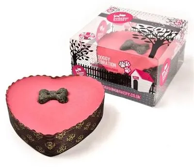 Image de Gâteau « Pawty » de The Barking Bakery, garni de yaourt, en forme de cœur rose avec une bougie