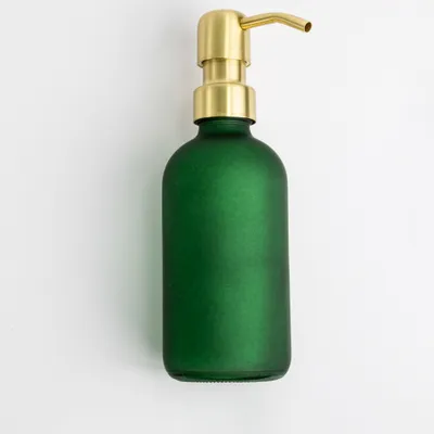 Produktbild von Natural Goods Berlin KLEAN Seifenspender mit Etiketten, hochwertiger & nachfüllbarer Seifenspender für Küche & Bad, matt Grün, Edelstahl Pumpkopf Gold, 250 ml