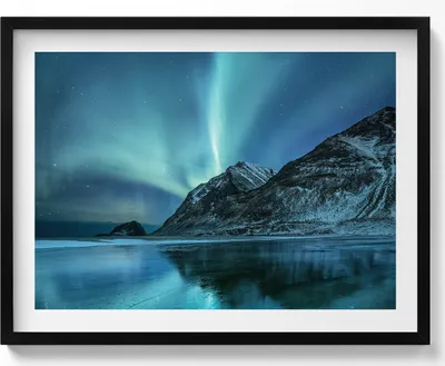 Produktbild von Aurora borealis über Bergen und Wasser– Wandbild mit Rahmen – Gerahmtes Bild  – Wanddekoration – 80x60 cm –  Schwarz Rahmen