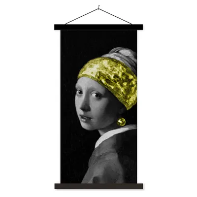 Produktbild von MuchoWow® Textilposter Mädchen mit einem Perlenohrring - Schwarz - Gold 60x120 cm mit schwarzem Rahmen - Magnete