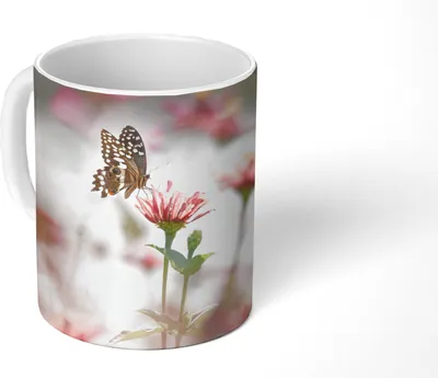 Produktbild von MuchoWow® Tasse Kaffeetasse Kaffeebecher 350 ml Schmetterling - Blume - Rosa Teetasse - Fototasse - Becher - Keramikbecher - Teebecher - Kaffeetasse - Bürotasse