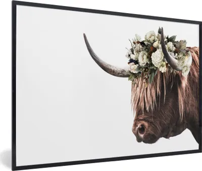 Produktbild von MuchoWow® Gerahmtes Poster Schottischer Highlander - Kuh - Blumen 90x60 cm - Poster mit Schwarzem Bilderrahmen Wandposter Rahmen Foto Bilder - Fotorahmen - Foto-Plakat