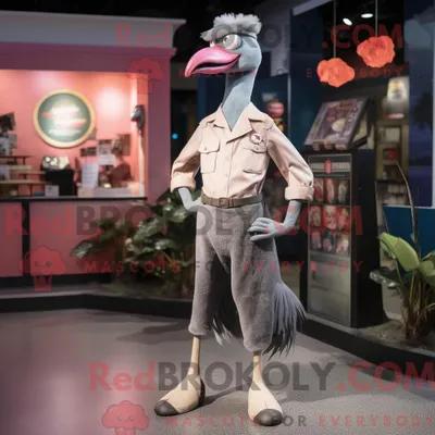 Produktbild von Grauer REDBROKOLY Flamingo Maskottchen Kostüm Charakter bekleidet mit Jeggings und Baskenmütze