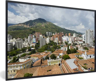 Produktbild von MuchoWow® Gerahmtes Poster Stadt vor einem Berg in Kolumbien 90x60 cm - Poster mit Schwarzem Bilderrahmen Wandposter Rahmen Foto Bilder - Fotorahmen - Foto-Plakat