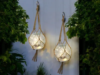 Produktbild von Solar Hängelampe & Tischlampe Leuchtkugel 2er Set Solarlampe 15 cm Boho-Stil mit hochwertigem Glas mit Jute Netz Gartendeko warmweiß