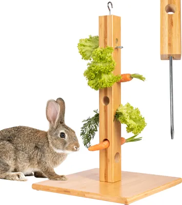 Produktbild von ONVAYA® Kaninchen Futterbaum | 3 in 1 für drinnen & draußen | Bodenspieß zur Befestigung | wetterfest | Futterbaum für Kaninchen