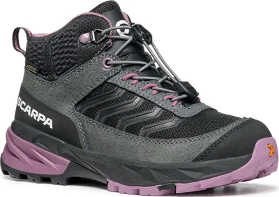 Wanderschuh für Kinder; Modell "Rush Mid S Kid GTX" von Scarpa; in Schwarz und Lila; mit schnürbarem Design und robustem Material.
