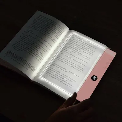 Image de Lampe de lecture à LED avec boîtier transparent, idéale pour lire la nuit au lit. Disponible en 3 couleurs et avec minuterie. Elle est équipée d'un panneau lumineux à intensité variable et d'un éclairage latéral complet.