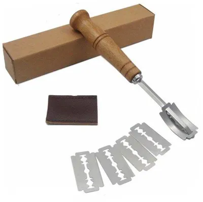 Produktbild von Bäckermesser mit 5 Schleifmesser - Schneidmesser für Brot - Teigmesser - Holzstecher - Lederbeschirmung - Eichengriff