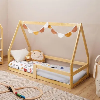 Produktbild von Hausbett Tami Kinderbett in Hausform, 70 x 140 cm, Natur, Kiefernholz Kinderbett mit Rausfallschutz, ideal zum Schlafen und Spielen, Bodenbett, Montessori