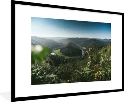 Produktbild von MuchoWow® Gerahmtes Poster Ein mäandernder Fluss in den belgischen Ardennen 90x60 cm - Poster mit Schwarzem Bilderrahmen Wandposter Rahmen Foto Bilder - Wanddekoration - Fotos