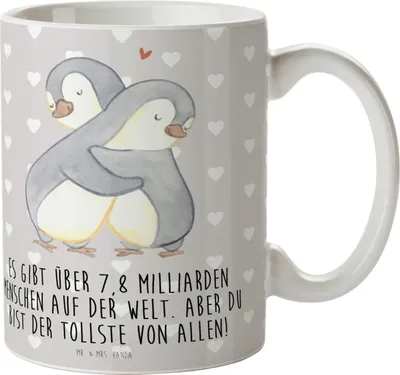 Produktbild von Mr. & Mrs. Panda Kaffeebecher Pinguine Kuscheln - Grau Pastell - Geschenk, für Männer, Freundin, Pott, Tasse, Kaffeetasse, Teetasse, Teebecher, Hochzeitstag, Frauen