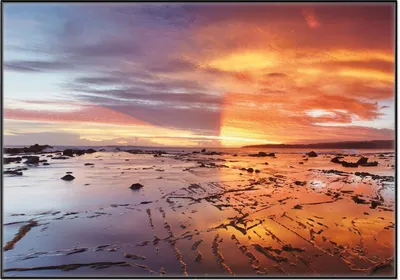 Produktbild von Wallario Wandbild Wattwanderung am Meer bei Sonnenuntergang, Größe: 70,30 x 100,30 cm, Poster mit schwarzem Aluminiumrahmen