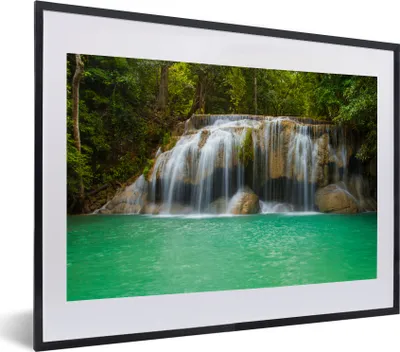 Produktbild von MuchoWow® MuchoWow® Gerahmtes Poster Ein Wasserfall in grüner Umgebung im Erawan-Nationalpark, Thailand 40x30 cm - Poster mit zchwarzem Bilderrahmen - Bilderrahmen - Poster im Rahmen