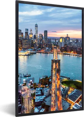 Produktbild von MuchoWow® Gerahmtes Poster Eine Luftaufnahme der New Yorker Brooklyn Bridge bei Sonnenuntergang 40x60 cm - Poster mit Schwarzem Bilderrahmen Wandposter Rahmen Foto Bilder - Papierdruck - Wandbilder
