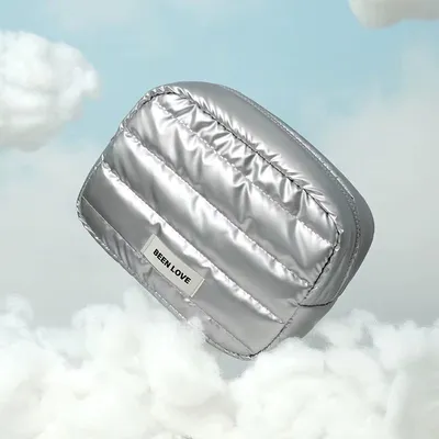 Produktbild von KIVEA Gesteppte Kosmetiktasche klein–Reise Kosmetiktasche für Damen – Puffy Schminktasche mit 2 Innenfächern – Gepolstert & Wasserabweisend – Silber