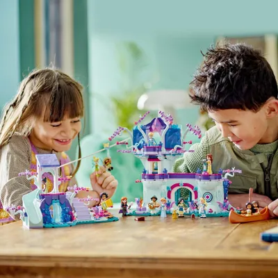 Produktbild von LEGO 43215 Disney Das verzauberte Baumhaus Set mit 13 Mini-Puppen, darunter Prinzessin Jasmine, Elsa und Anna, Belle, Geschenk Spielzeug für Kinder, Mädchen, Jungen ab 7 Jahren, 100 Jahre Disney