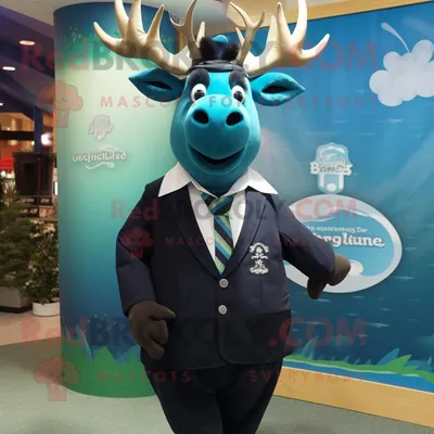 Obrázok produktu pre Maskot spoločnosti REDBROKOLY je modrý írsky los, ktorý je oblečený do smokingu a má na sebe sponku do kravaty